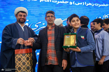 مراسم تجلیل از دانش آموزان برگزیده فرهنگی، هنری و قرآن، عترت و نماز منطقه 19 در حرم مطهر امام خمینی (س)