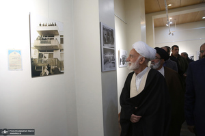 بازدید آیت الله دری نجف آبادی از نمایشگاه عکس امام دل‌ها‎
