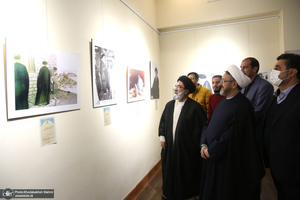 بازدید رئیس موسسه تنظیم و نشر آثار امام خمینی (س) از نمایشگاه عکس «امام دل‌ها‎»  و گذر فرهنگی هفته بر آستان آفتاب