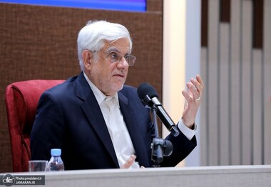 عارف: در مقابل مشکلات کم نمی‌آوریم/ شهامت اصلاح مسیر را داریم/ تفاهم بین سه قوه در بهترین شرایط است/ با بخشنامه و اقدام یک شبه نمی‌توان تفکر تمرکز دولتی را عوض کرد/ وظیفه قانون، تسهیلگری و نه مچ‌گیری است/ راهبرد دولت چهاردهم اتکا به نخبگان است