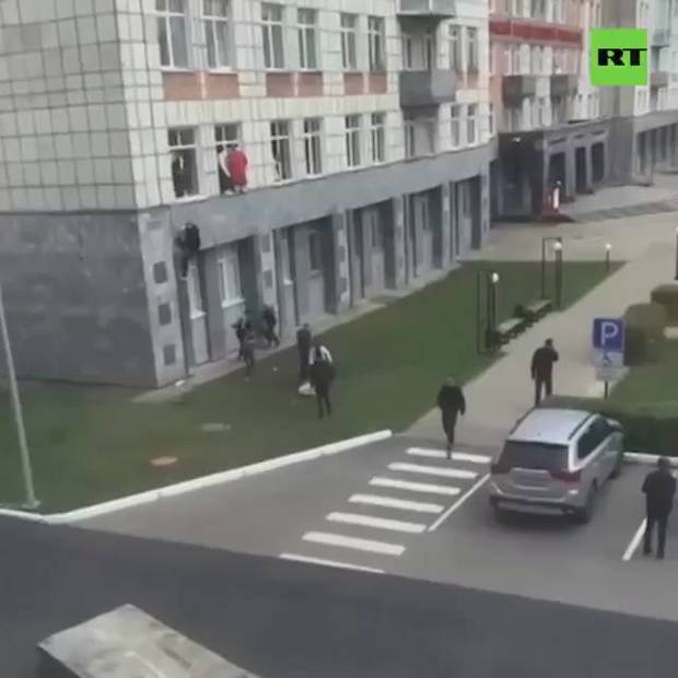 لحظه تیراندازی در دانشگاه روسیه و فرار دانشجوها