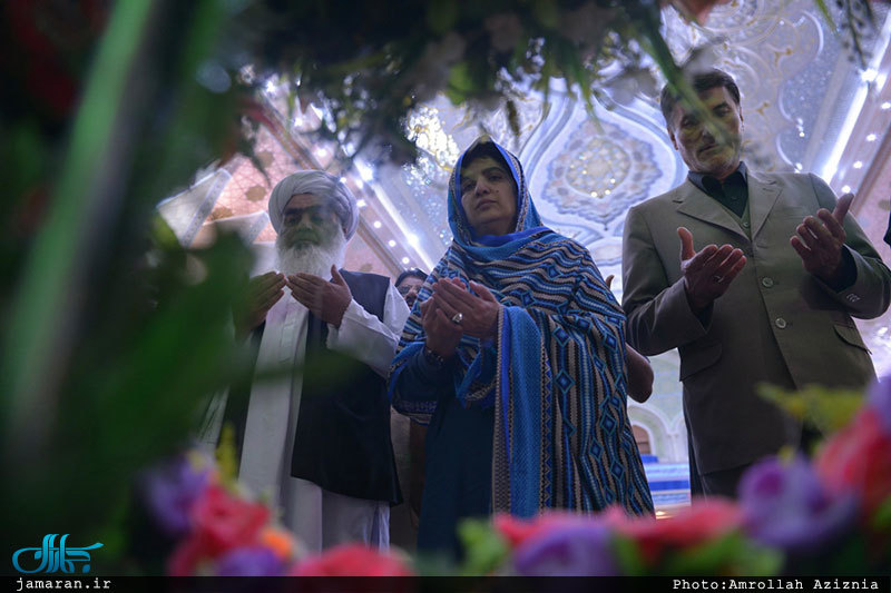 ادای احترام رئیس مجلس ایالت بلوچستان پاکستان به مقام شامخ امام خمینی(س)