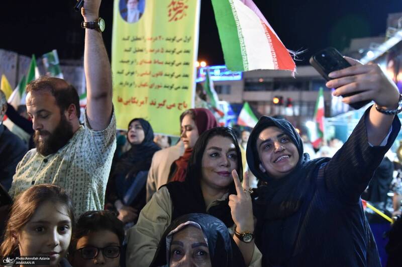 هفتادمین اجتماع پر شور مردم در میدان انقلاب