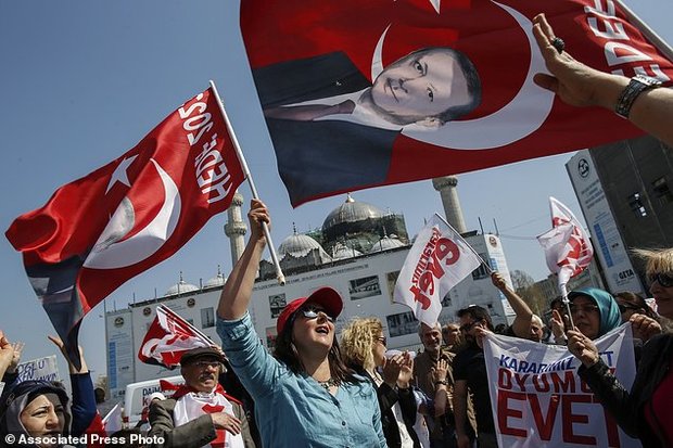 عکس/ «بله» و «نه» گویان به همه پرسی ترکیه

