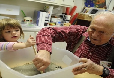 دعوت سالمندان به مدارس، ابتکار فرانسوی‌ها برای کاستن از خلاء تنهایی در پیری! + عکس