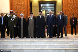 ادای احترام رییس جمهور کوبا، همسرش و هیأت همراه  به مقام شامخ رهبر کبیر انقلاب اسلامی