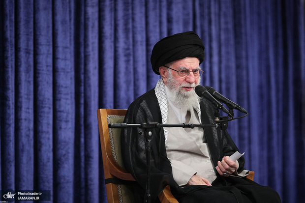 روایت رهبر انقلاب از ماجرای نشست دشمنان ملت ایران در یک پایتخت اروپایی، یک روز پس از آغاز تجاوز رژیم‌ صهیونی برای تعیین جایگزین جمهوری اسلامی! در بین این جمع ابلهی که نشستند، یک ایرانی هم بود، خاک بر سر آن ایرانی! + فیلم