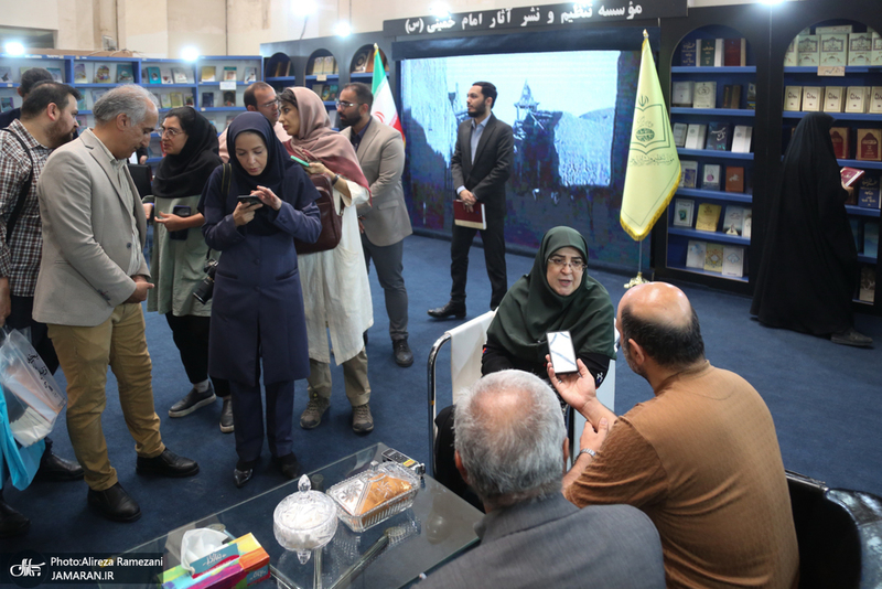 غرفه موسسه تنظيم و نشر آثار امام خمينی (ره) در سی و ششمین نمایشگاه کتاب تهران-2