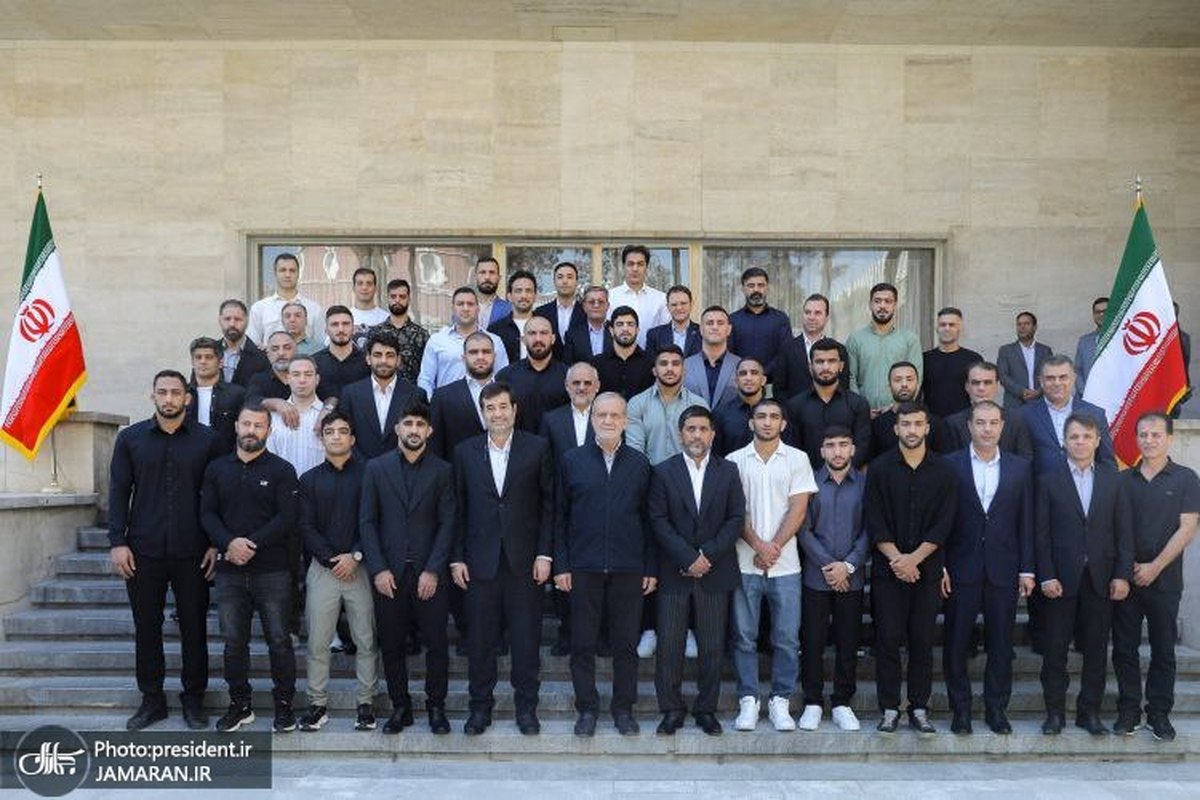 تجلیل پزشکیان از قهرمانان تیم‌های ملی کشتی آزاد و فرنگی + عکس ها