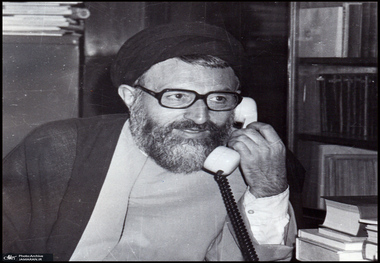 امام خمینی(س): مردم یک وقت بیدار شدند که بهشتی‌اى در کار نبود/یک مرد صالحی را به صورت یک دیکتاتور درآوردند/تهمت‌هاى ناگوار به ایشان مى‌زدند