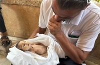 تشییع پیکر نوزاد شهید بر اثر قحطی در خان‌یونس (4)