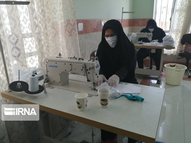 اشتغال ۷۰ مددجوی ایلامی در تولید ماسک و لباس های بیمارستانی