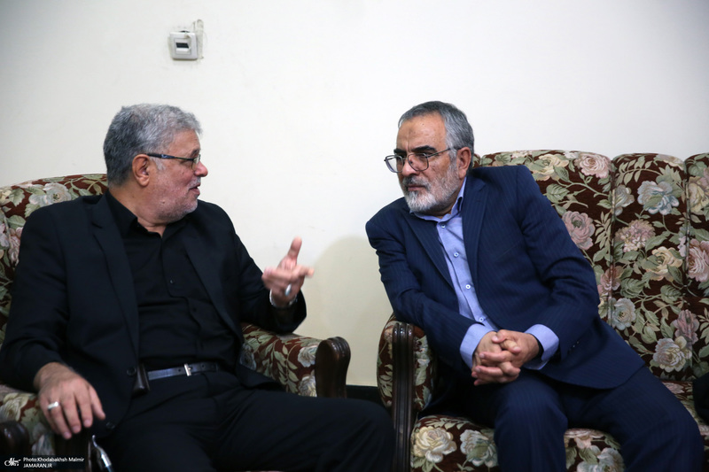 اقامه نمازسید حسن خمینی  بر پیکر شهید حیدری در حرم مطهر امام خمینی (س)