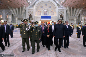 ادای احترام رئیس جمهور ونزوئلا به مقام شامخ حضرت امام خمینی (س)