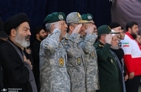 حضور فرزندان رهبر شهید در مراسم اقامه نماز بر پیکر ایشان  (10)