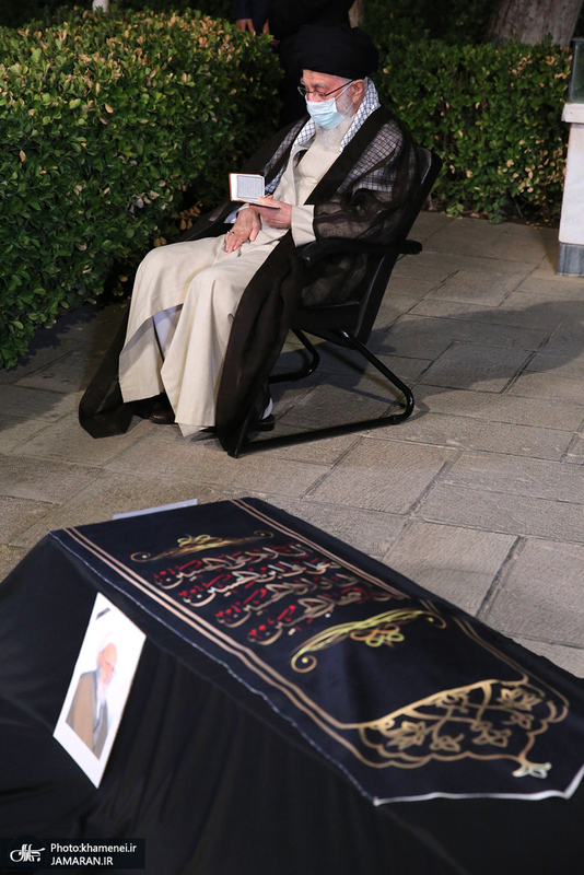 اقامه نماز بر پیکر آیت‌الله حسن‌زاده آملی(ره) توسط رهبر معظم انقلاب