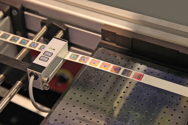 هولوگرام چیست و چگونه به شرکت های تولیدی کمک میکند؟