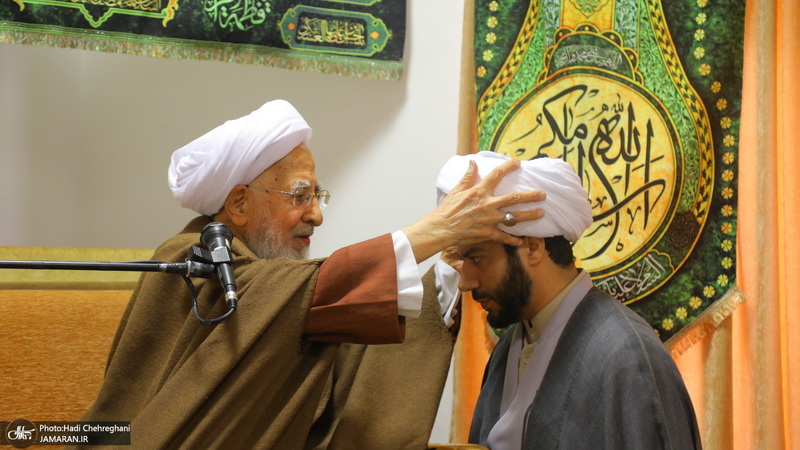 عمامه گذاری طلاب توسط مراجع عظام تقلید در روز میلاد امام علی (ع)‎