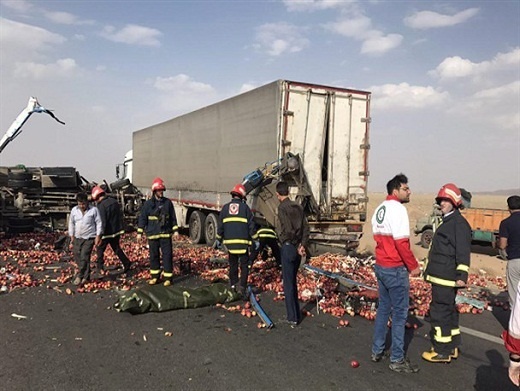 برخورد ۳ کامیون و مرگ یک راننده‌ در آزاد راه ساوه - تهران