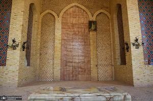 حضور سید محمد خاتمی بر مزار آیت الله سید روح الله خاتمی (ره)