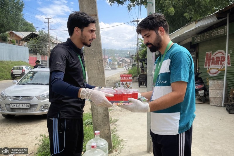 توزیع آب و شربت نذری برای حمایت از مردم غزه در کشمیر
