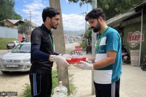 توزیع آب و شربت نذری برای حمایت از مردم غزه در کشمیر