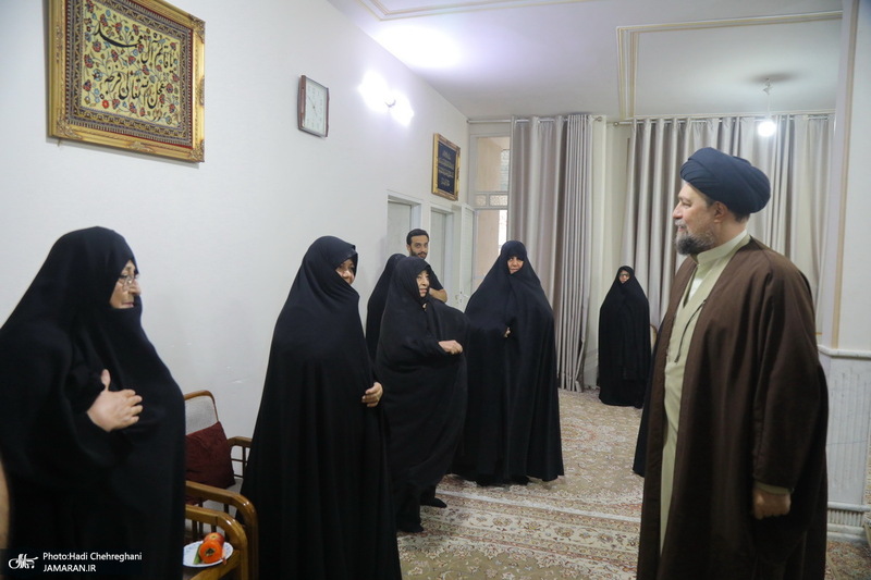 حضور آیت الله سید حسن خمینی در منزل پدر شهید موسوی