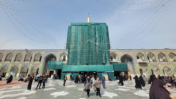 دست مرمت بر روی تزئینات ایوان تاریخی عباسی صحن انقلاب حرم رضوی(ع)