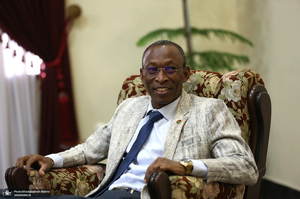 ادای احترام نخست وزیر بورکینافاسو و هیأت همراه نسبت به مقام شامخ بنیان‌گذار جمهوری اسلامی ایران