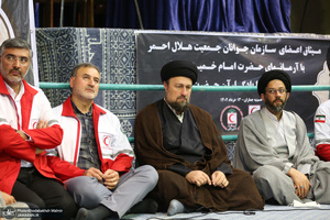 تجدید میثاق جمعی از جوانان هلال احمر با آرمان های حضرت امام خمینی (س)