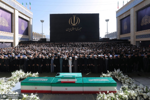 اقامه نماز بر پیکر مطهر رهبر شهید انقلاب و شهدای خانواده ایشان-3