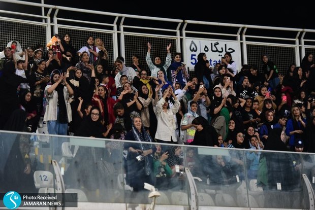 عکس و ویدیو| حضور هواداران زن ملوان در سن سیروس!