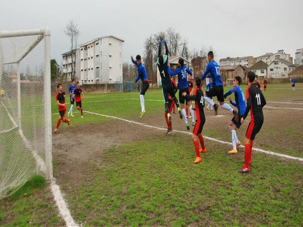 چهارمین روز مسابقات فوتبال لیگ مناطق کشور در آستارا با اخراج 2 مربی پایان یافت