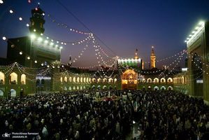 حال و‌هوای حرم مطهر رضوی در شب ولادت امام رضا (ع)