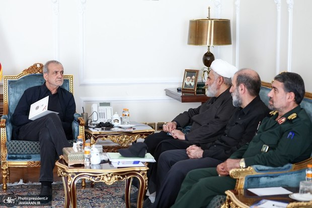 گفت‌وگوی پزشکیان و حسین طائب + عکس