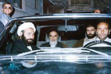 عکسی تاریخی از امام خمینی و مرحوم آیت‌الله حسن صانعی در راه عزیمت به قم