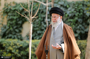 کاشت نهال در روز درختکاری توسط رهبر معظم انقلاب