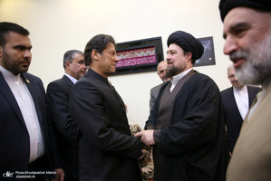 ادای احترام نخست وزیر پاکستان به مقام شامخ امام خمینی(س)