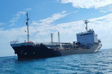 جزئیات توقیف نفتکش خارجی با ۴ میلیون لیتر سوخت قاچاق در خلیج فارس/ رئیس کل دادگستری هرمزگان: ارزش کشتی توقیف شده و محموله آن حدود ۷۰۰ میلیارد تومان است/ برای کشتی متخلف پرونده قضایی تشکیل شده و ۱۶ خدمه غیر ایرانی آن بازداشت شده اند + عکس و فیلم