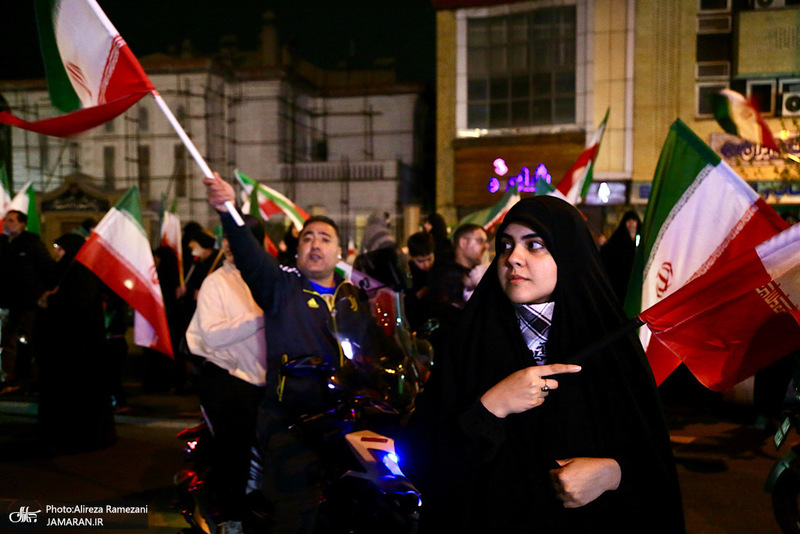 حركت دسته مردمى پرچمداران ايران به مناسبت روز جمهوری اسلامی ایران
