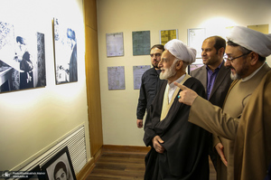 بازدید آیت الله دری نجف آبادی از نمایشگاه عکس امام دل‌ها‎