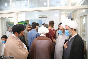 مراسم عمامه گذاری طلاب توسط آیت‌الله العظمی نوری همدانی و آیت الله فاضل لنکرانی در روز عید غدیر