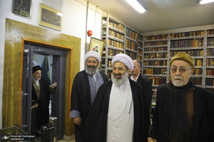 مراسم اهدای نسخه‌های خطی کتابخانه مرحوم آیت الله شاه آبادی به کتابخانه مرحوم آیت الله العظمی مرعشی نجفی