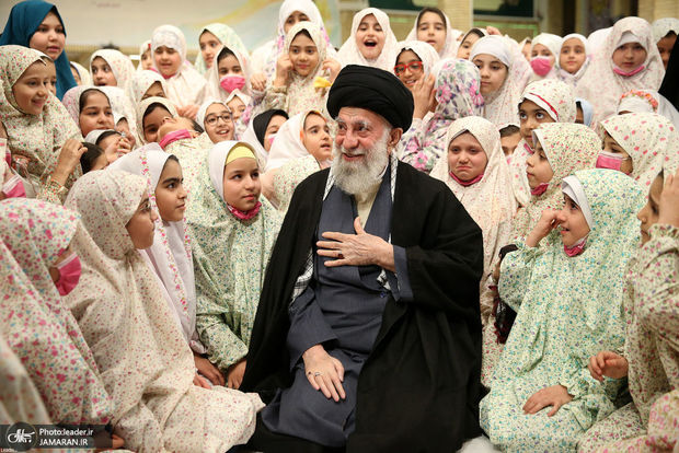  رهبر معظم انقلاب: ایران عزیز زن‌های بزرگی در گذشته داشته و امروز زن‌های برجسته‌ی ما از گذشته بسیار بیشتر است/ زن‌های برجسته مایه‌ی افتخارند