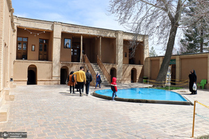 بازدید گردشگران نوروزی از بیت تاریخی حضرت امام در خمین -2