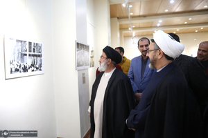 بازدید رئیس موسسه تنظیم و نشر آثار امام خمینی (س) از نمایشگاه عکس «امام دل‌ها‎»  و گذر فرهنگی هفته بر آستان آفتاب