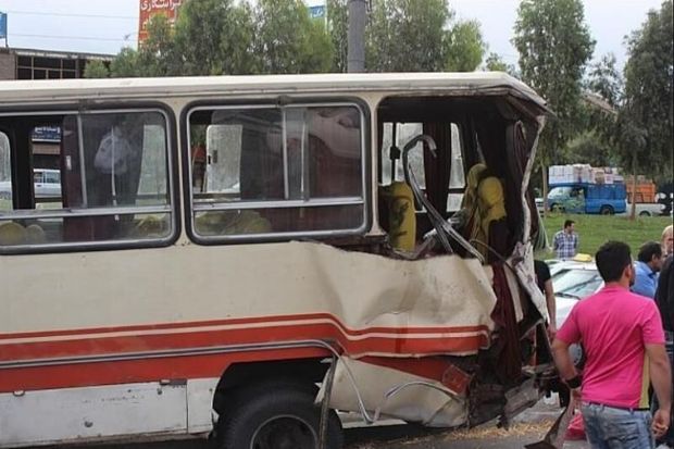 تصادف مینی‌بوس در قم ۱۱ مجروح برجا گذاشت