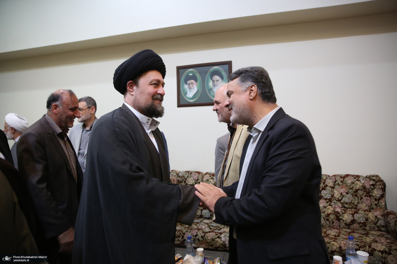 اقامه نمازسید حسن خمینی  بر پیکر شهید حیدری در حرم مطهر امام خمینی (س)