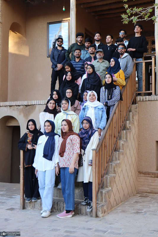 بازدید جمعی از دانشجویان خارجی دانشگاه علوم پزشکی اراک از بیت و زادگاه حضرت امام خمینی (س)