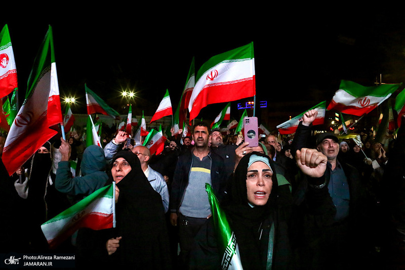 اجتماع مردمى در ميدان انقلاب